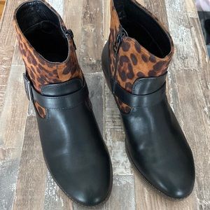 Black leopard print booties / ankle boots